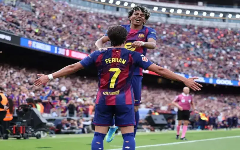 برشلونة يحسم ديربي كتالونيا برباعية ويؤكد صدارته للدوري الإسباني